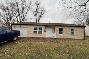 916 School St, Greenfield, IN 46140