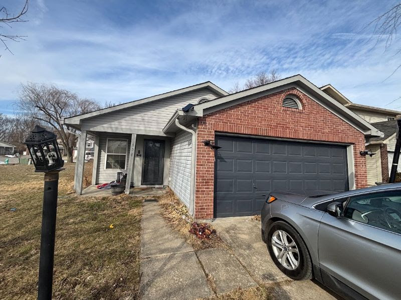 652 Meadows Edge Ln, Indianapolis, IN 46217